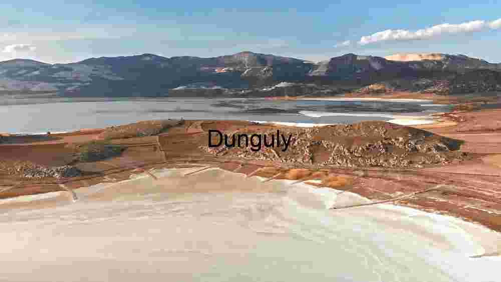 Serenity at Dusk: A Panoramic View of a Tranquil Lake and Surrounding Mountains
