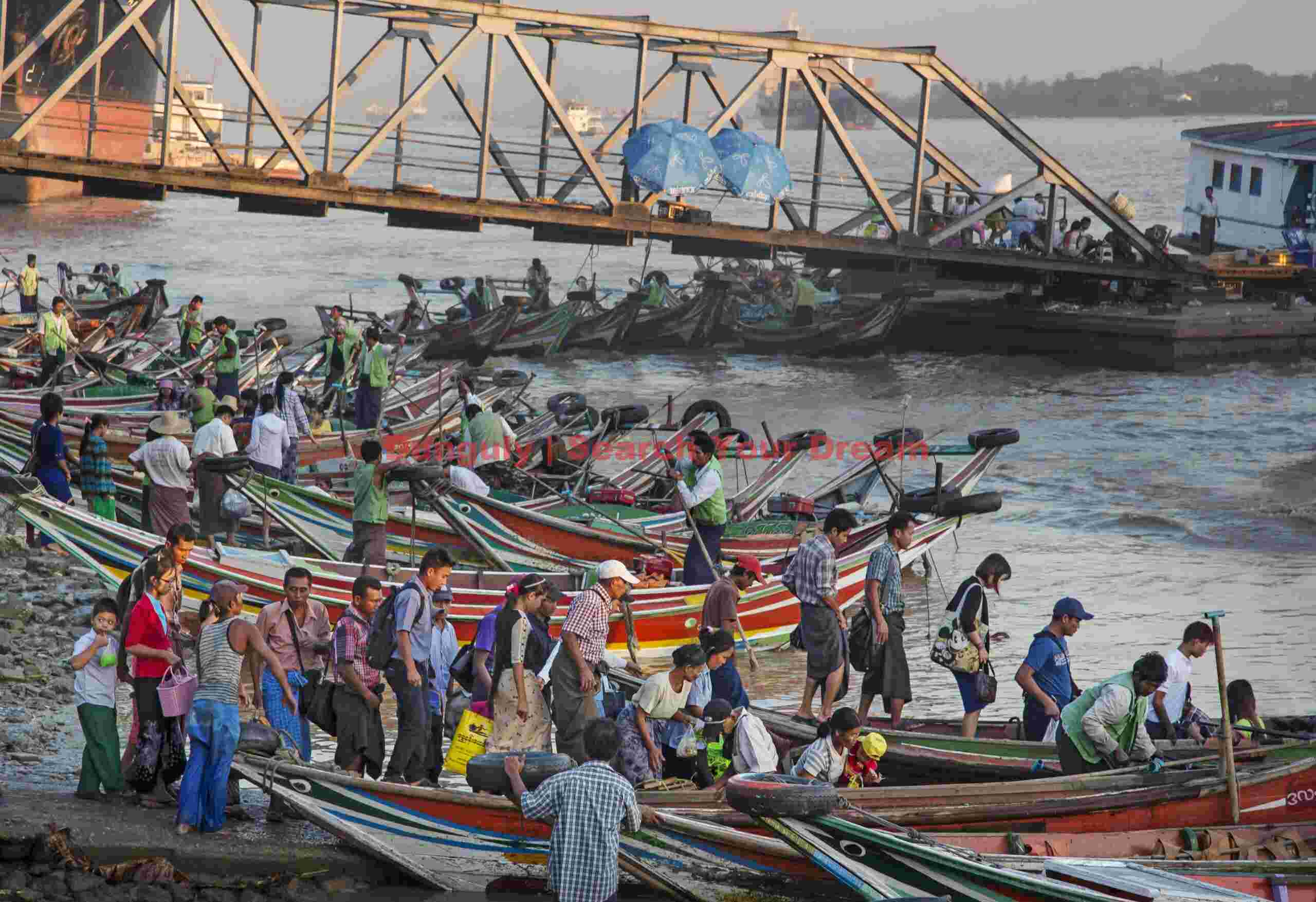 A mass of boats and passengers